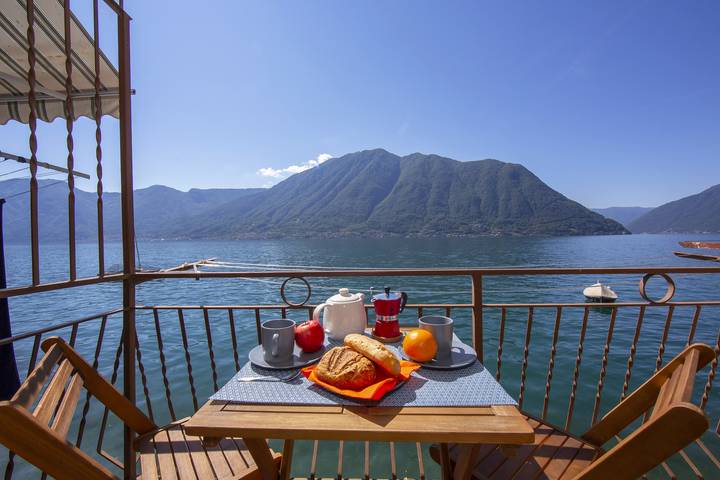 Apartment for 2 people, with terrace and lake view in Lake Como