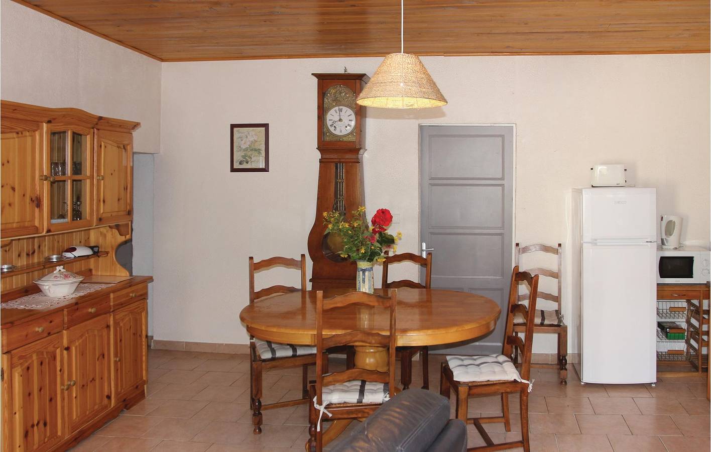 Cozy Apartment with Pool and Garden, 2.5km to Beach in Saint-Julien-de-Peyrolas, Nimes region