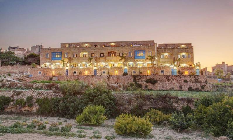 Villa per 6 persone, con Balcone e Terrazza nonché Idromassaggio e Piscina a Garbo