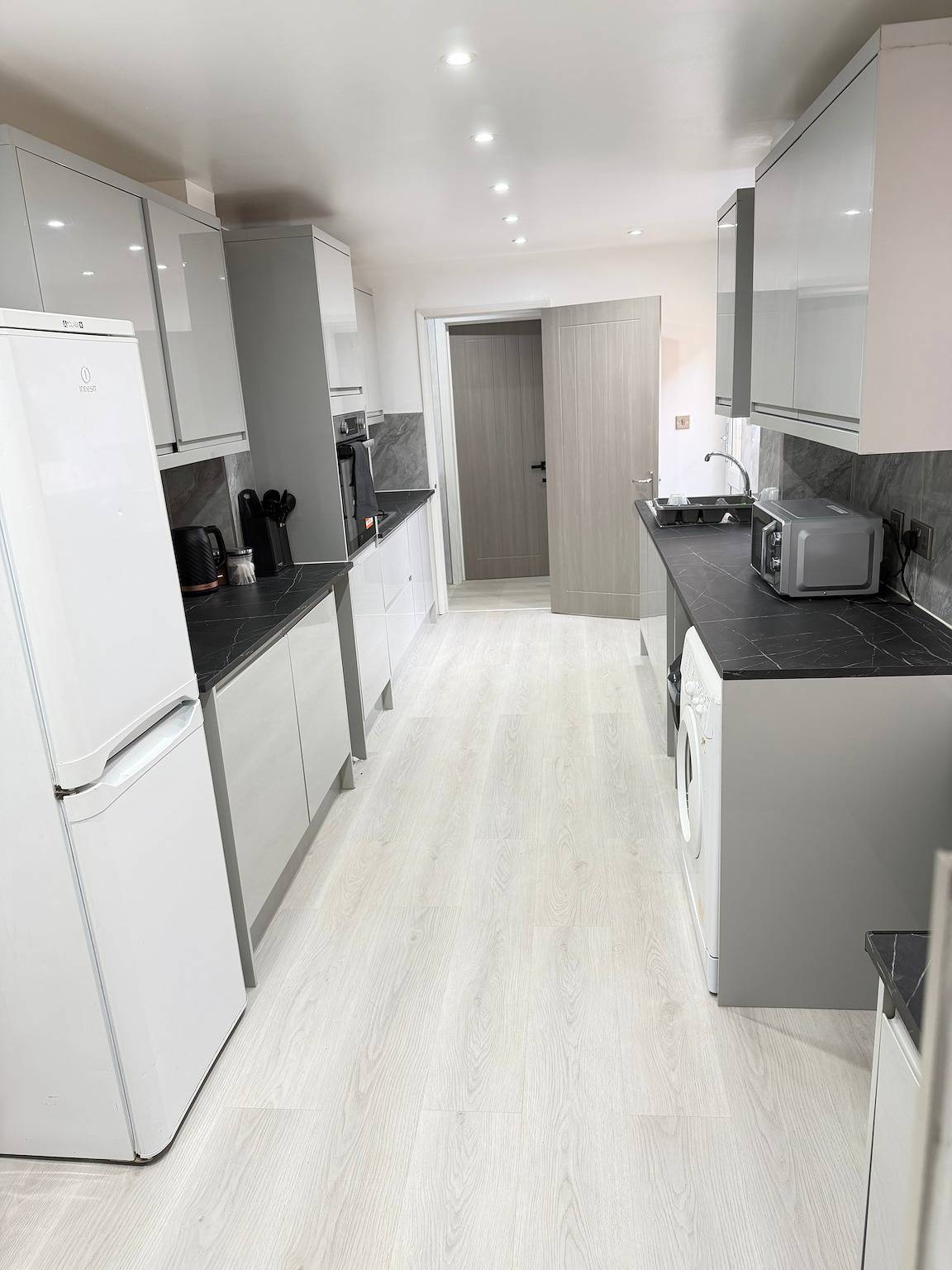 Contractor Friendly 3 Bed House | Long Stays | Fast Wi-Fi & Parking in Bedford