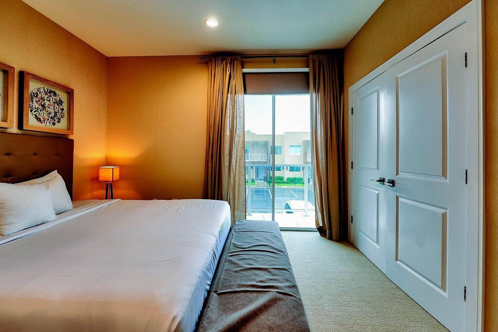 Beautiful Townhome Overlooking The Lake And The Pool in Disney World