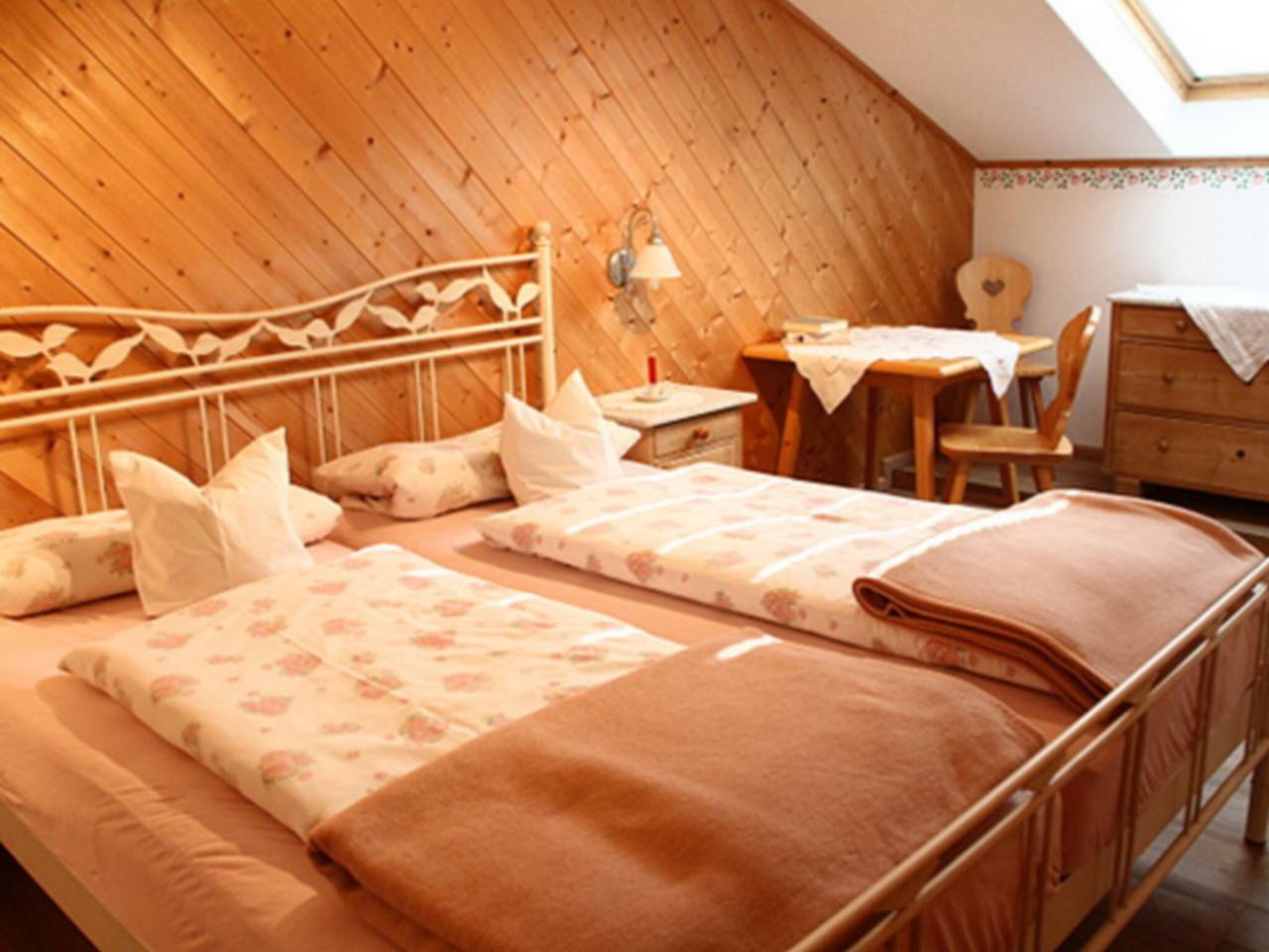 Kleinrachlhof | Chiemgau Karte - Fewo Rose 75 qm 1-5 Pers., 2 Doppelzimmer, 1 Einzelzimmer, Balkon in Grassau, Chiemsee