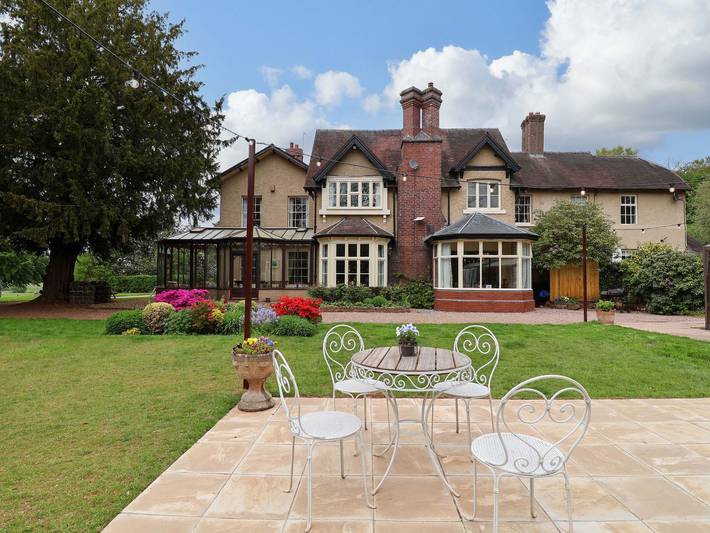 Cottage for 10 people, with garden and pool, with pets in Stafford