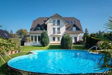 Ferienwohnung für 4 Personen, mit Whirlpool und Garten sowie Pool in Benz
