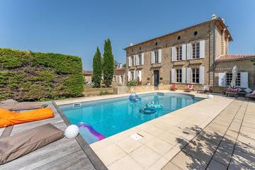 Gîte pour 10 personnes, avec jardin à Virsac