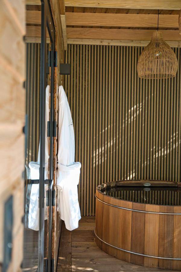 Escapade luxe avec bain nordique privatif au bord du canal in Montcresson, Région de Montargis