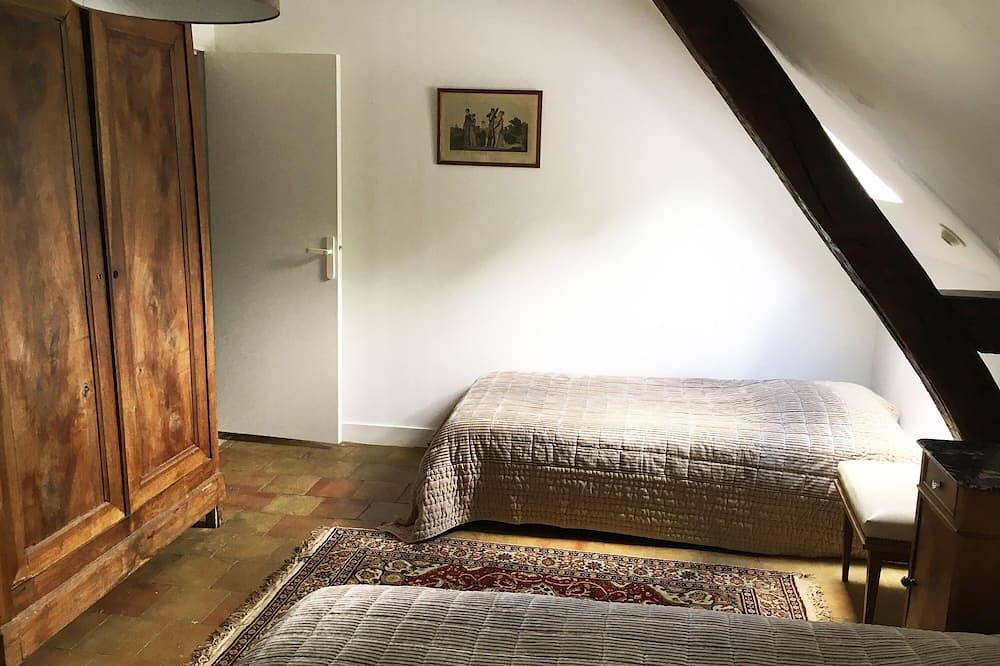 Appartement entier, The small farm apartment at Château de Chanteloup in Sillé-le-Philippe, Sarthe
