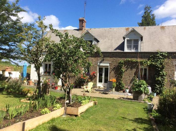 Chambre d’hôte pour 2 personnes, avec Terrasse et Jardin ainsi que Piscine et Vue à La Bazouge-du-Désert