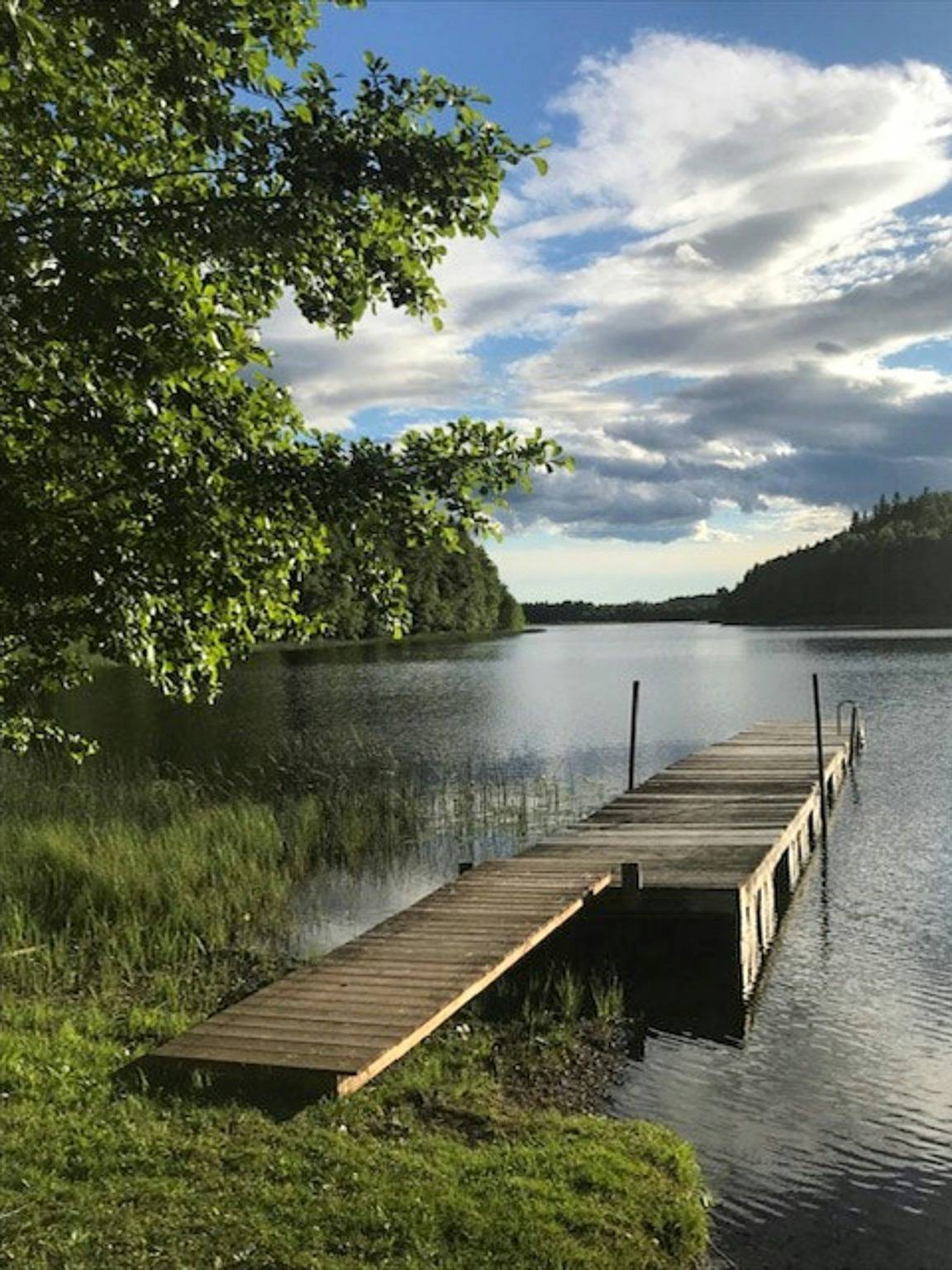 Torp från 1929 med utsikt över Lygnösjön in Alingsås region, Västergötland