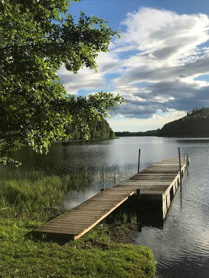Torp från 1929 med utsikt över Lygnösjön in Alingsås region, Västergötland