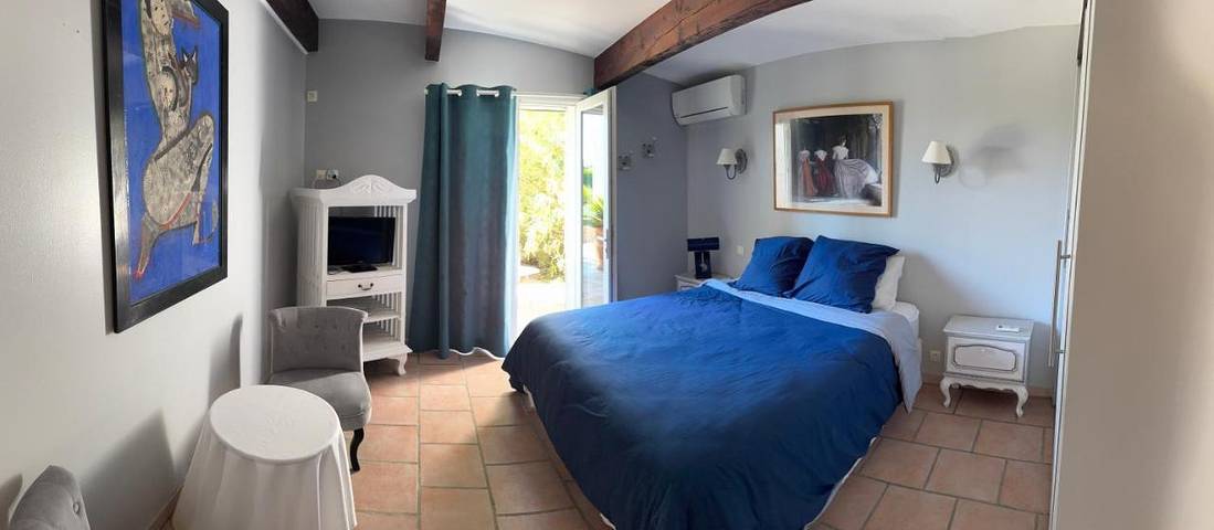 Chambre d’hôte pour 2 personnes, avec terrasse et piscine ainsi que jardin et vue
