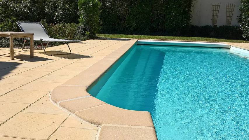 Location de vacances pour 8 personnes, avec Terrasse ainsi que Jardin et Piscine à Vasles - 4