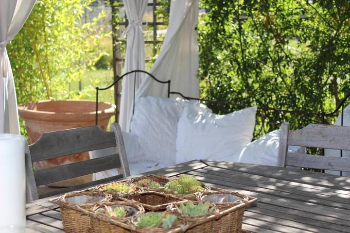 Location de vacances pour 6 personnes, avec vue ainsi que jardin et piscine à Nans-les-Pins - 2