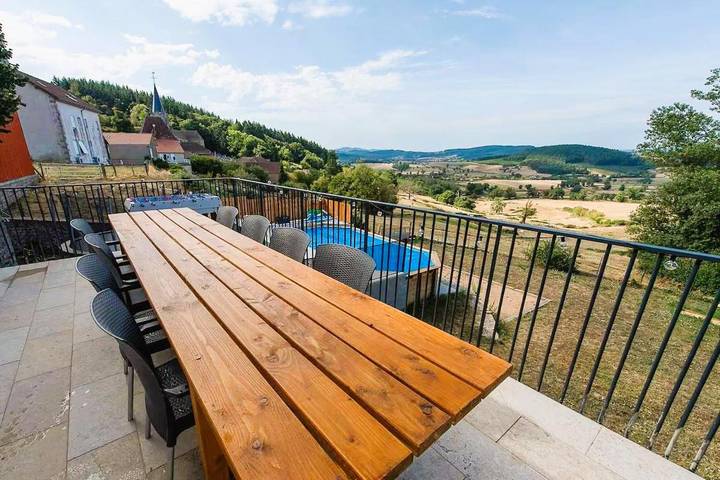 Location de vacances pour 14 personnes, avec vue ainsi que piscine et jardin à Beaubery - 3