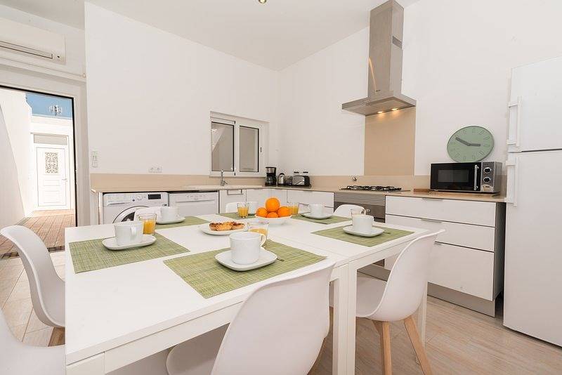 Gemütliches Reihenhaus in Fuseta mit Terrasse und Dachterrasse, 5 Minuten zum Strand in Fuseta, Moncarapacho e Fuseta