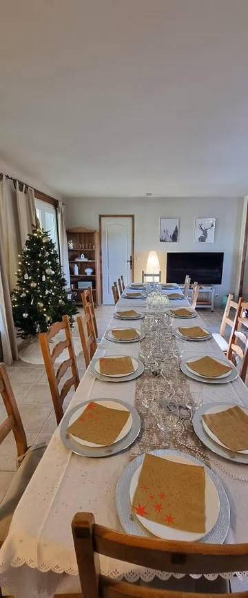 Location de vacances pour 12 personnes, avec piscine ainsi que jardin et jacuzzi à Aumes