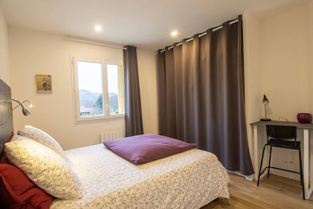 Maison de plain-pied avec piscine privée et Wi-Fi à Château-l'Évêque in Château-l'Évêque, Périgord Blanc
