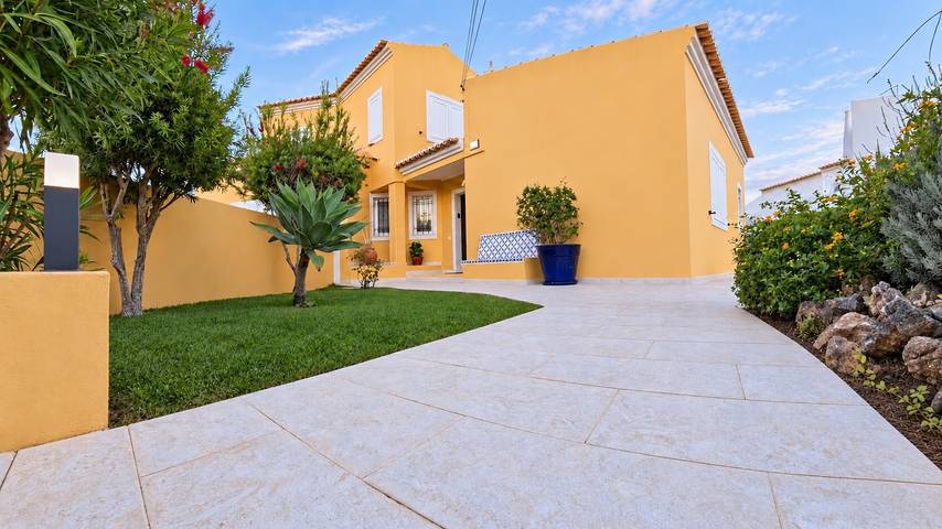 Villa Monte Galego. Private pool and garden. A space just for you.