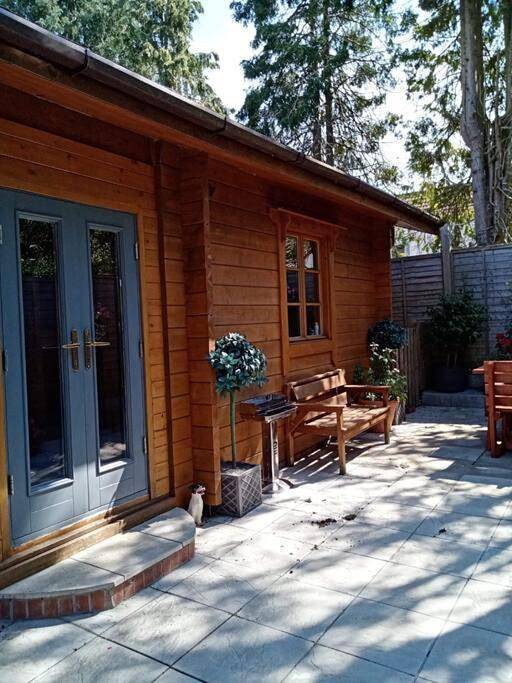 Entire apartment, Tranquil log cabin in Shepton Mallet, Somerset