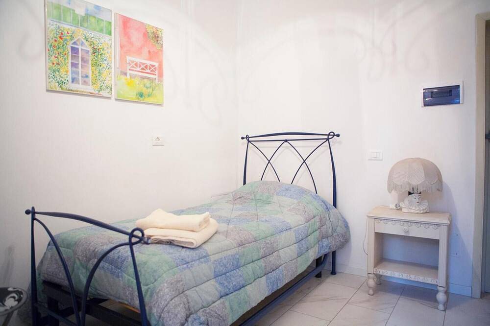 Entire apartment, Room 'Camera Peonia - Singola' with Shared Garden, Wi-Fi and Air Conditioning in Prato, Prato Province