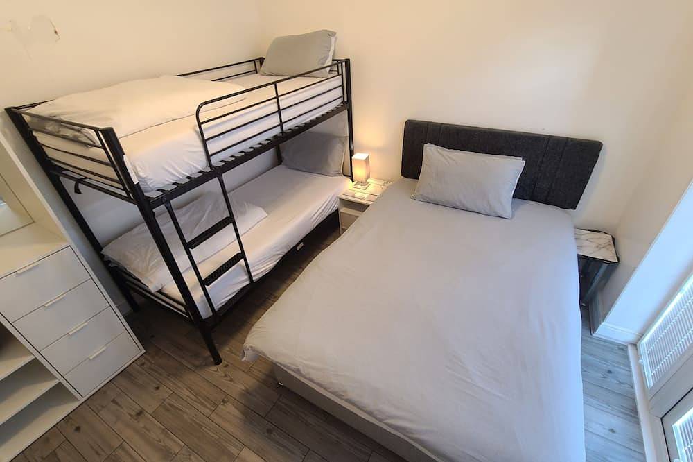 Gatwick Stay: Quick, Comfortable, and Convenient for Your Travels!.-15 guests. in Crawley, West Sussex