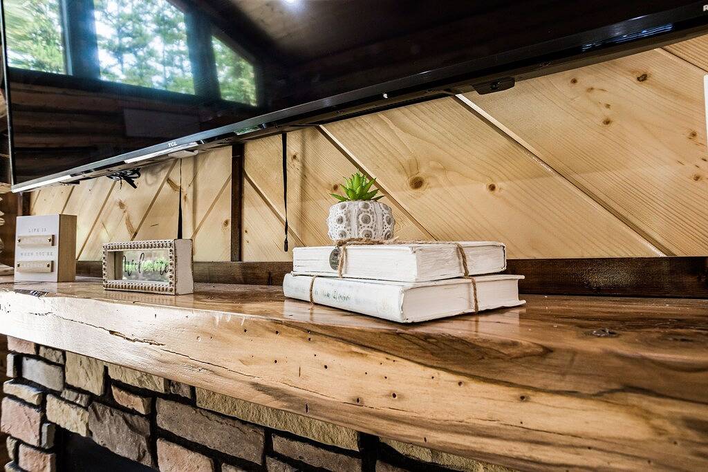 Calvert's Copper Cabin, Cozy cabin! Hot tub, Free Firewood, Fireplace! in Broken Bow, Broken Bow Lake