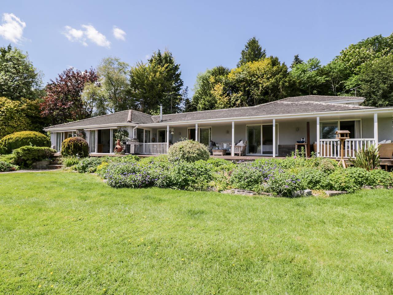 The River House. Avon Valley. Stonehenge (with fishing) in Wiltshire