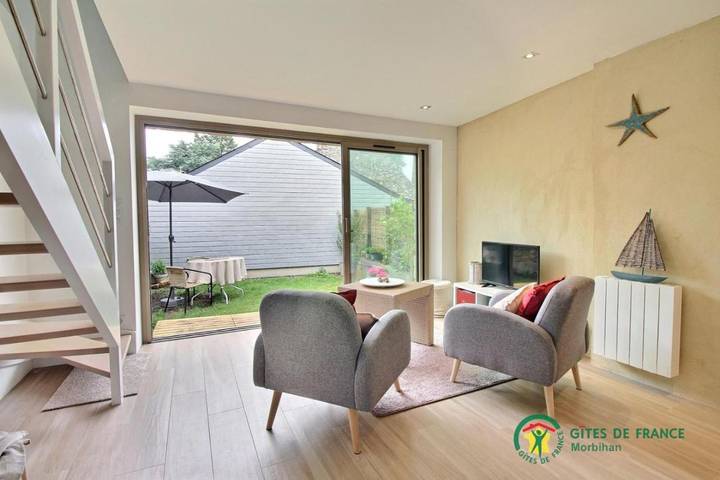 Location de vacances pour 2 personnes, avec jardin ainsi que vue et terrasse dans Plage de Locmiquel