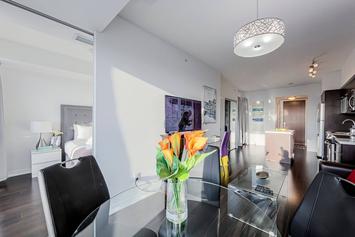 Apartamento vacacional entero, Condominio familiar de 2 habitaciones completamente amueblado. Capacidad para 6 personas. Estacionamiento disponible. 3 televisores. in Toronto, Lago Ontario (Kanada)