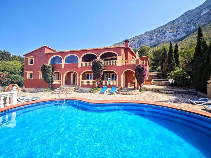 Casa de huéspuedes para 27 personas, con Terraza y Jardín además de Piscina y Vistas en Dénia