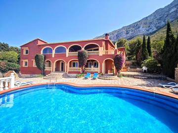 Maison d’hôte pour 4 personnes, avec terrasse et jardin ainsi que vue et piscine à Dénia
