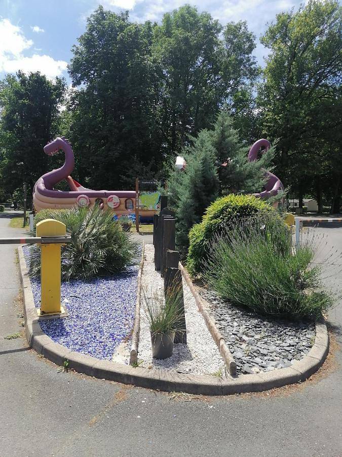 Camping pour 8 personnes, avec Terrasse ainsi que Jardin et Piscine dans Indre - 2