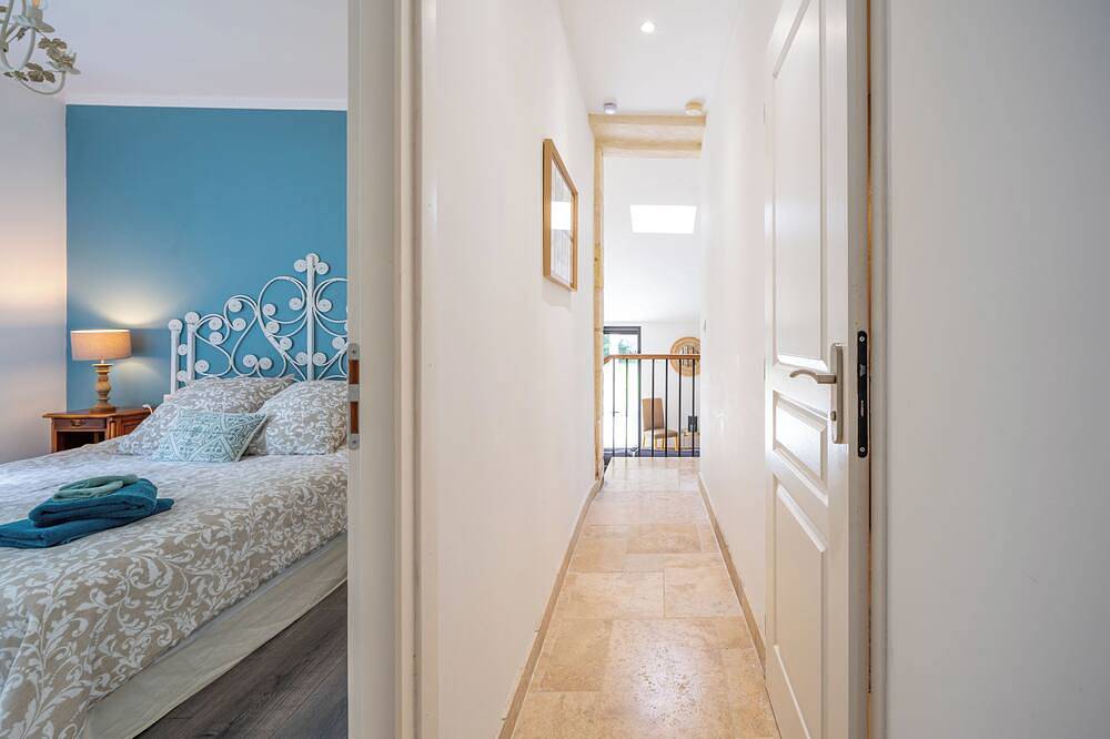 Charming 3-bedroom villa with pool and Ac in fabulous Fronsac accross a river in Fronsac, Région de Libourne