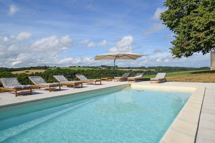 Location de vacances pour 6 personnes, avec terrasse ainsi que jardin et piscine à Saint-Médard-d'Excideuil