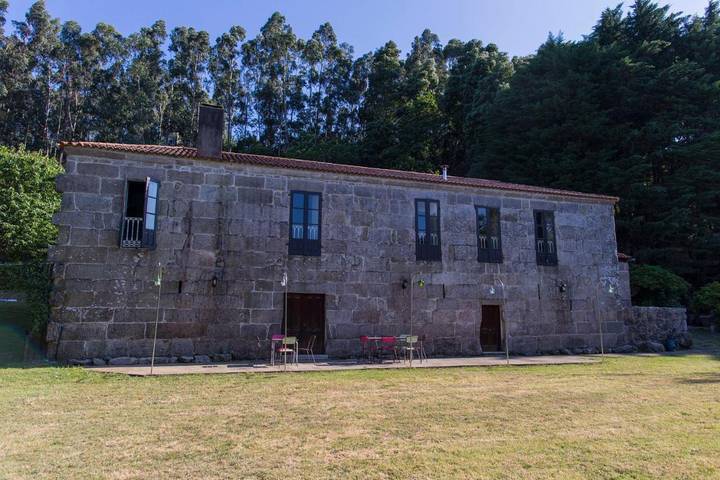 Casa rural para 30 personas, con jardín además de terraza y piscina, Se admiten mascotas en Galicia - 2