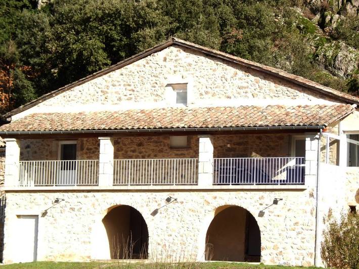 Location de vacances pour 15 personnes, avec jardin ainsi que vue et piscine, animaux acceptés à Fabras