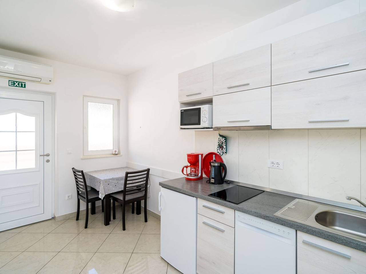 Ganze Wohnung, Villa Samba - Studio Apartment with Balcony and Sea View in Plat, Dubrovnik-Neretva
