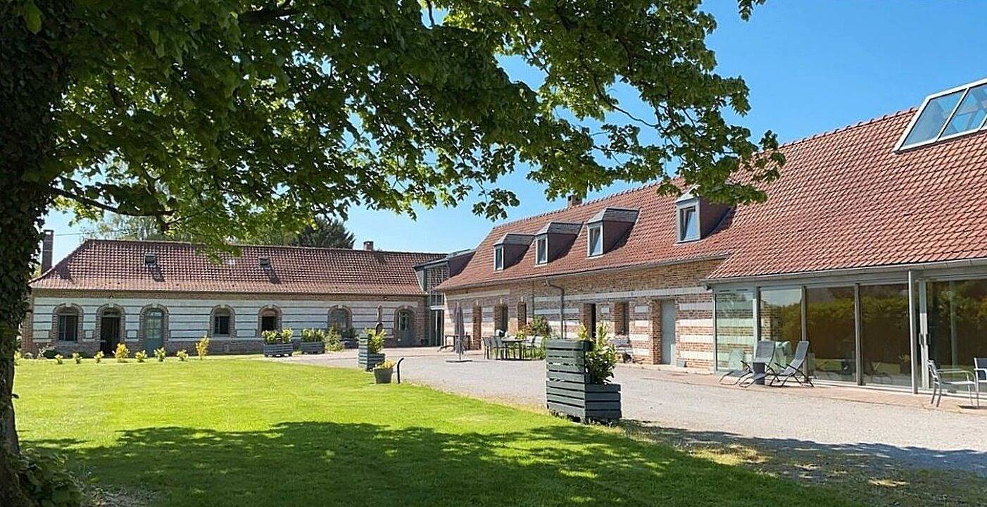 Grand gîte avec piscine couverte chauffée in Domqueur, Région d'Abbeville