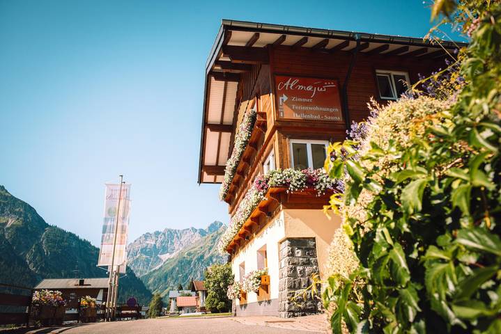 Hotel für 6 Personen, mit Balkon und Terrasse sowie Garten und Sauna im Kleinwalsertal - 2