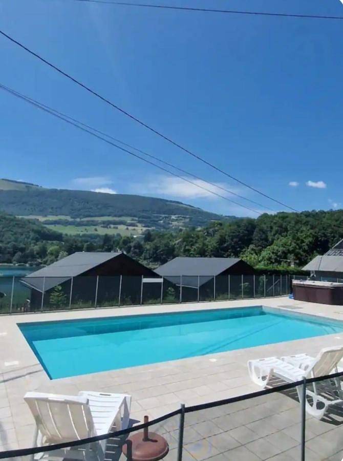 Chalet pour 5 personnes, avec terrasse ainsi que piscine et vue, animaux acceptés