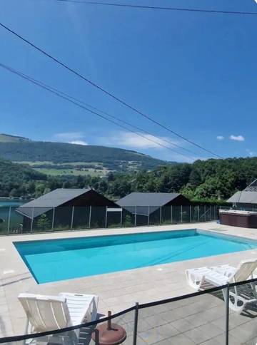 Maison de campagne pour 5 personnes, avec piscine ainsi que vue et terrasse, animaux acceptés dans Grand lac de Laffrey