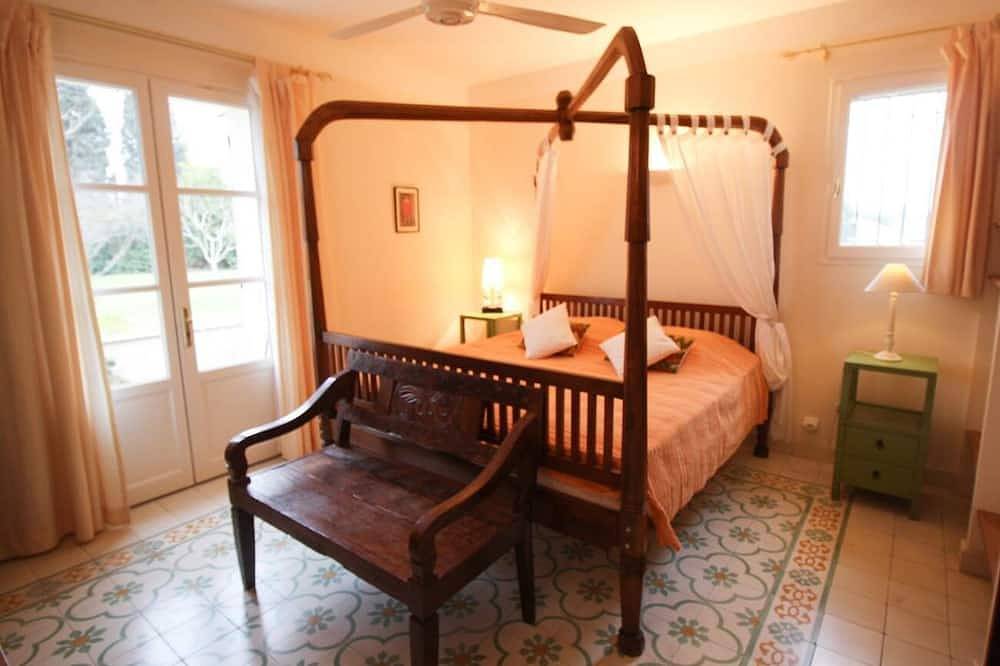 Joli mas provençal climatisé, à Maillane (13), cuisine d'été et piscine chauffée et... in Maillane, Région d'Arles