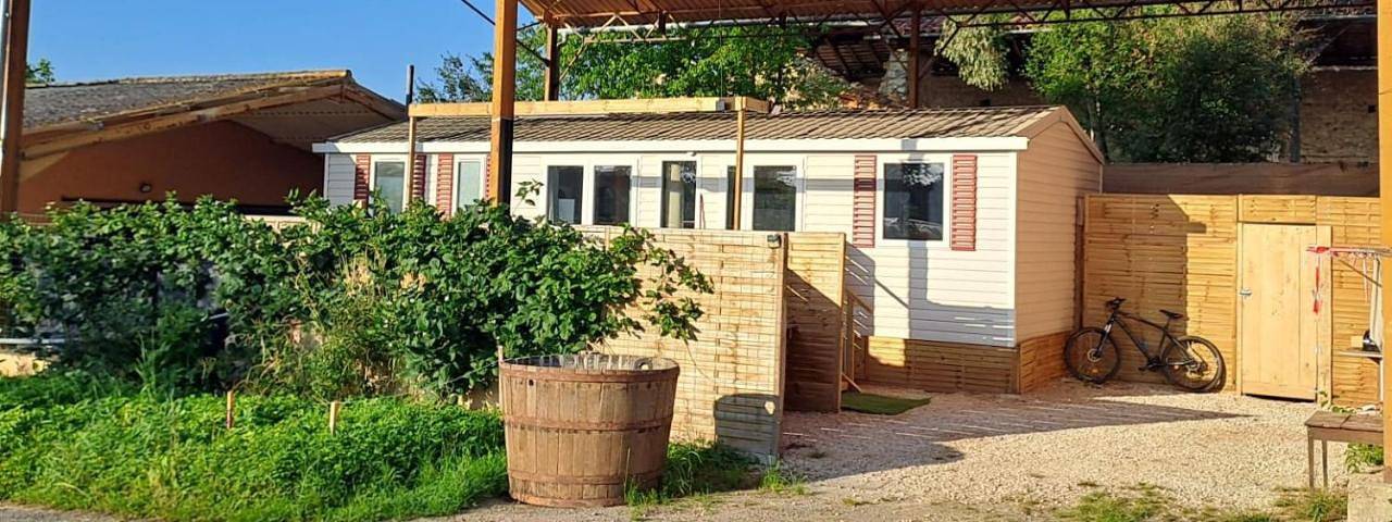 Camping pour 6 personnes, avec Jacuzzi et Terrasse ainsi que Jardin et Piscine