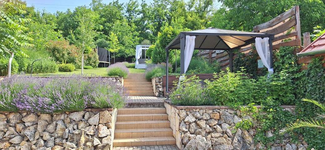 Apartament wakacyjny dla 2 osób, z jacuzzi i sauna oraz ogród w Eger