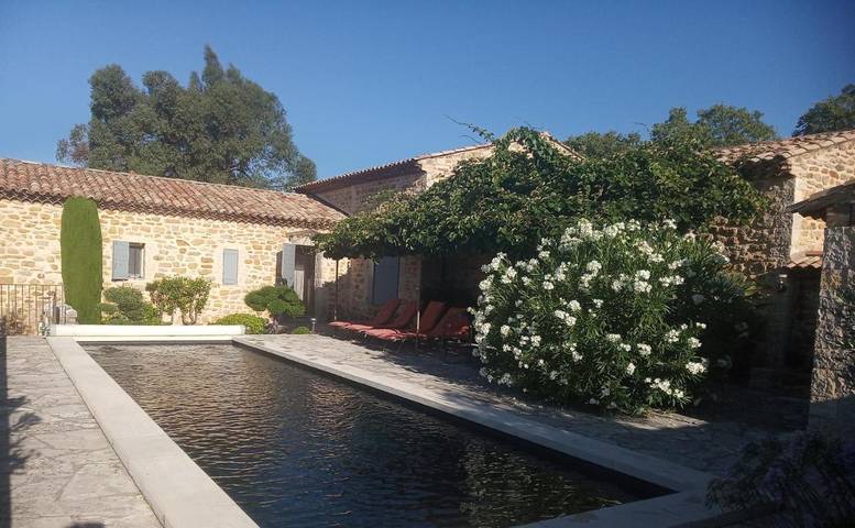 Location de vacances pour 2 personnes, avec jardin ainsi que piscine et vue à Cruis - 2