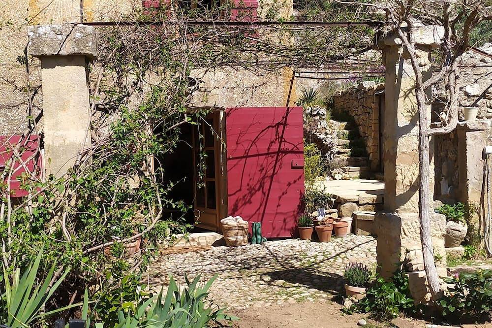 Cabanon provençal avec jacuzzi et terrain pétanque in Jouques, Région d'Aix-en-Provence