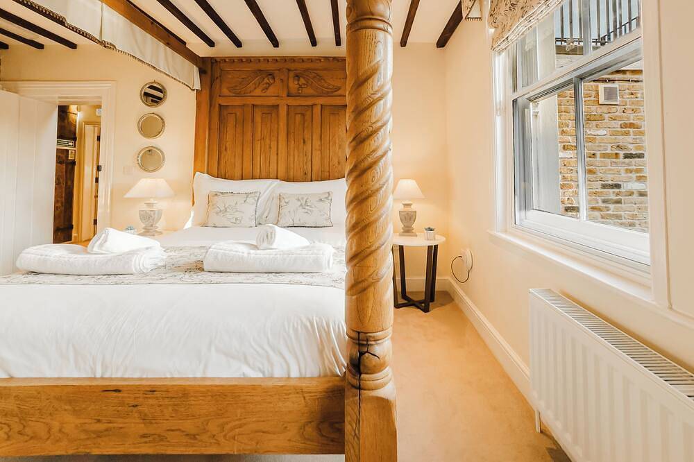 Experience boutique comfort above The Powell pub in Birchington. Stylish en-suite rooms, luxury touches, and a vibrant pub below—perfect for business, couples, or families. Book your coastal escape today! in Birchington, Kent