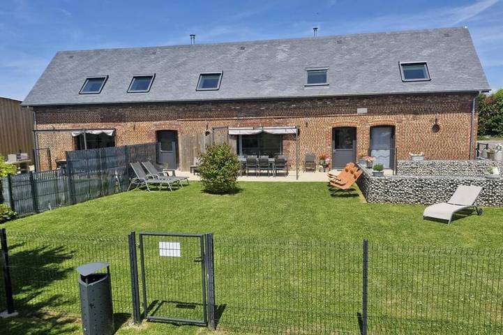 Location de vacances pour 12 personnes, avec terrasse et jardin dans Turretot