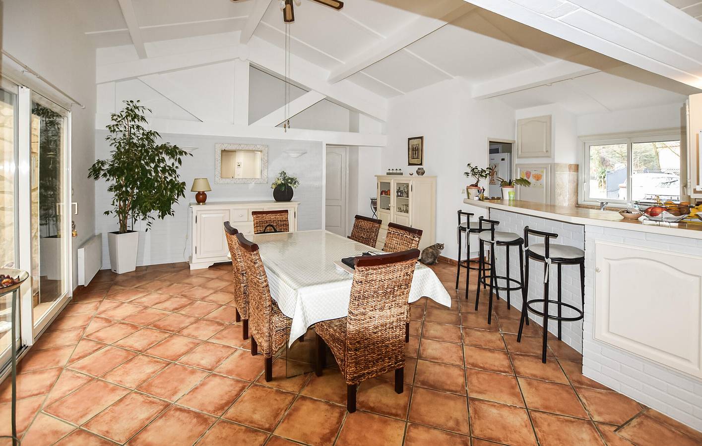 Salavas Retreat avec piscine, garage et WiFi in Salavas, Ardèche