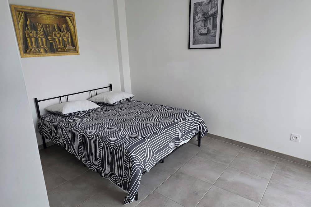 Appartement entier, La Guariguette, La mer, Le Pont du Gard, la Camargue à 25mn & Piscine Privatisée in Milhaud, Région de Nîmes